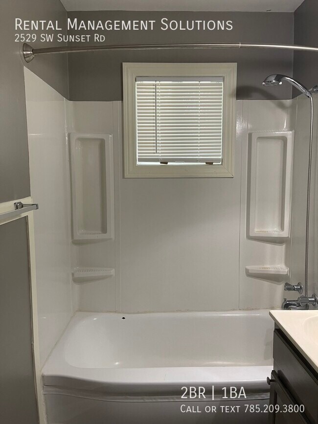 Building Photo - *RECENTLY UPDATED* 2529 SW Sunset Rd- 2 BE...