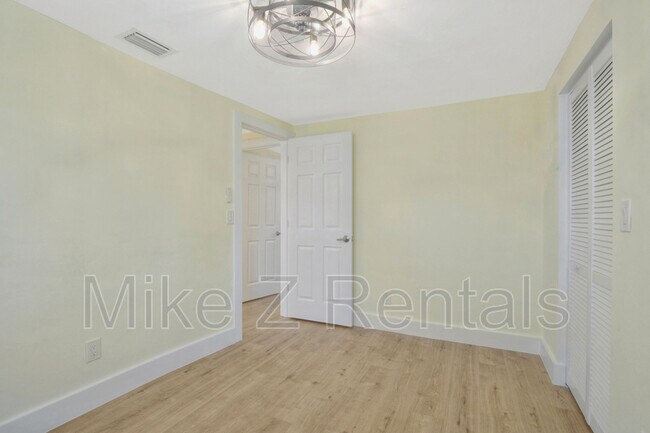 Building Photo - 3069 Woodside Ave