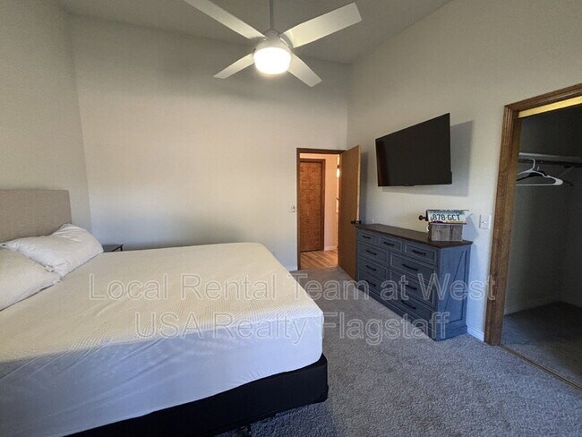 Building Photo - 2340 N Plateau Dr