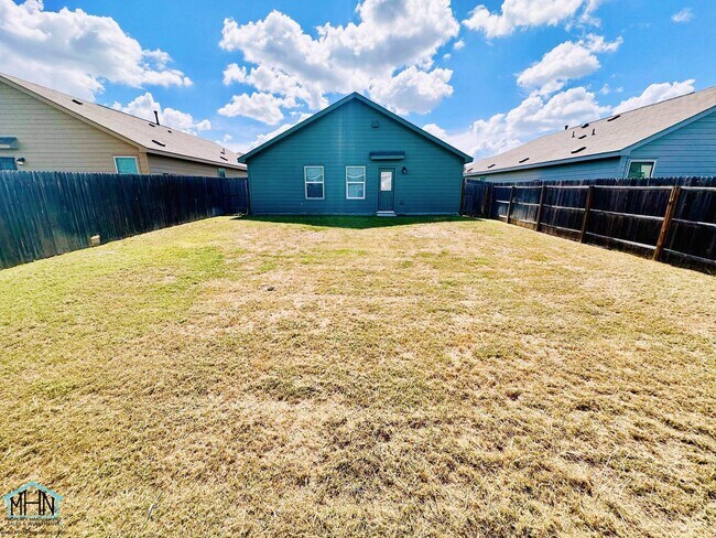 Building Photo - Bright & Move-In Ready 3 Bed / 2 Bath Home...