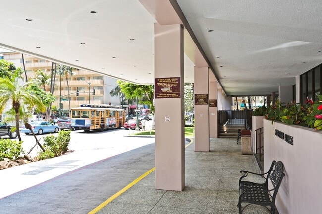 Building Photo - Royal Kuhio 1b1b1parking Fully Furnished i...