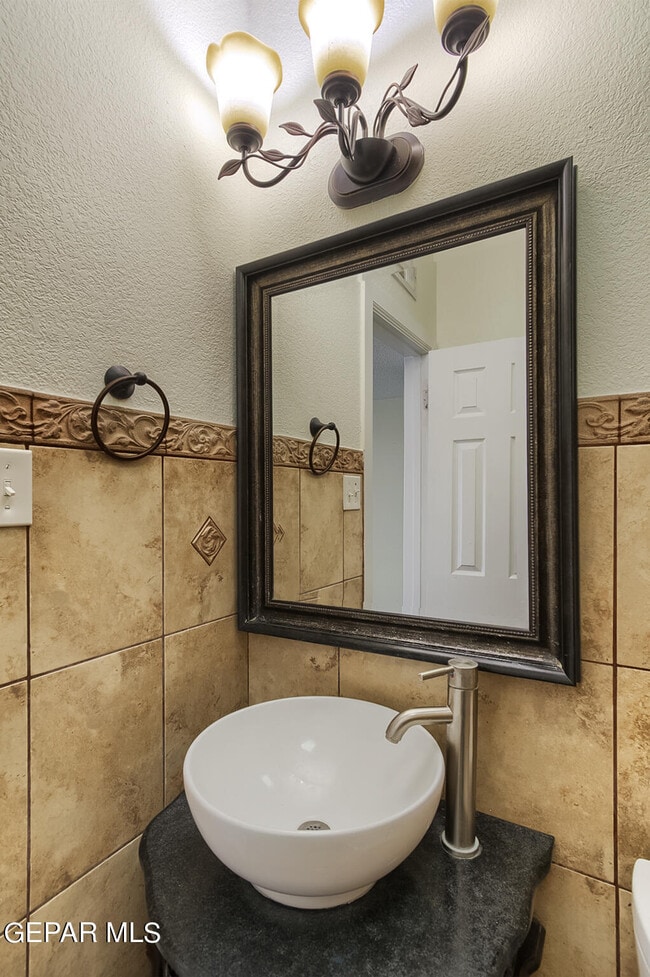 Building Photo - 10000 Jamaica St