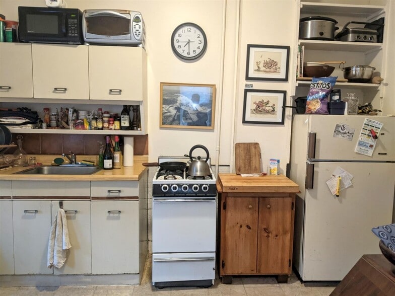 Building Photo - 2 Evergreen Sq