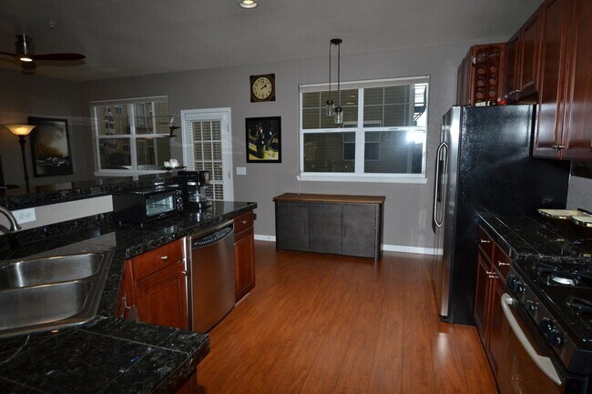 Building Photo - Beautiful Townhouse Downtown Colorado Springs