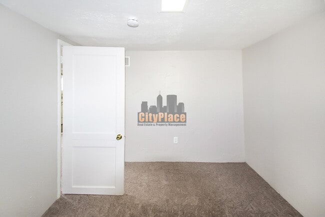 Building Photo - 2633 S Randolph St