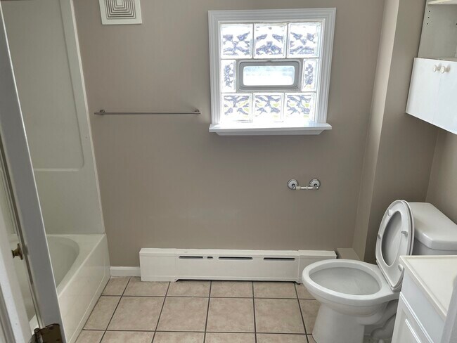 Building Photo - 714 Broadway Ave