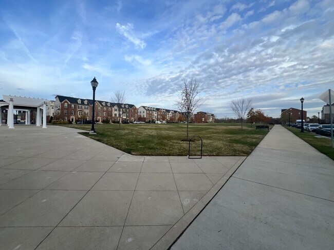 Building Photo - Stunning 3 BR/2.5 BA Townhome in Greenbelt!