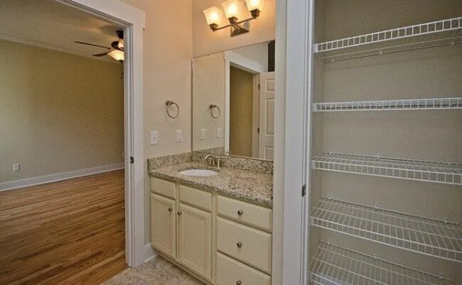 Building Photo - Townhouse walking distance to Black Mountain available now!