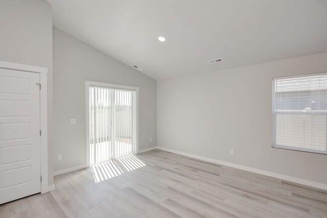 Building Photo - Beautiful 4 Bedroom Upscale Home