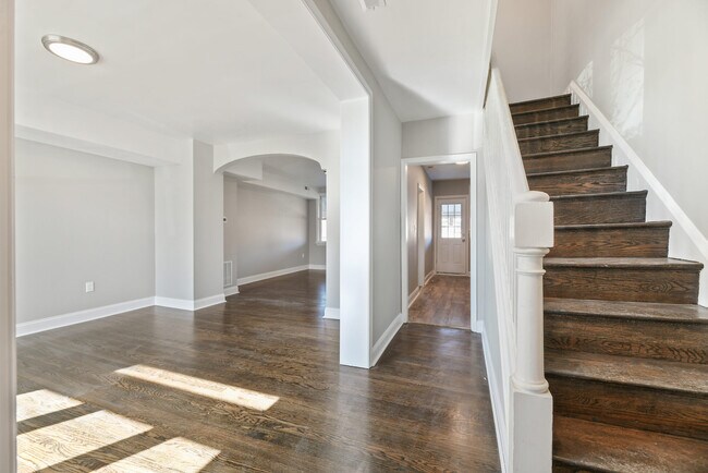 Building Photo - 3 Bedroom Rowhome- Baltimore City