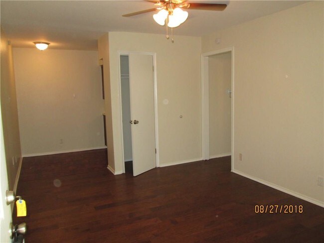 Building Photo - 2206 W Hickory St