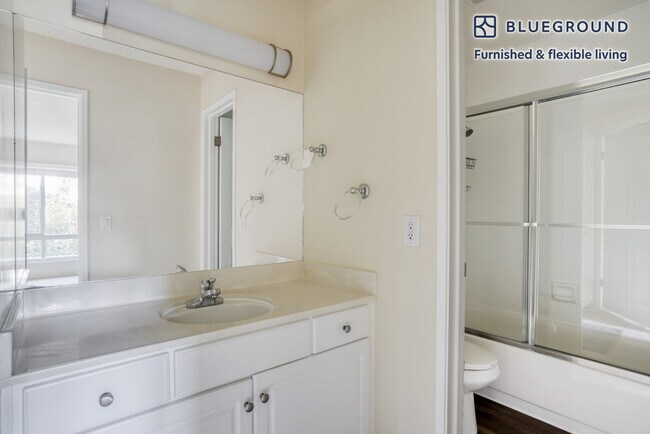 Building Photo - 1560 Sand Hill Rd