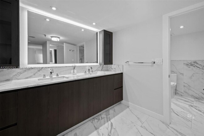 Building Photo - 520 Brickell Key Dr