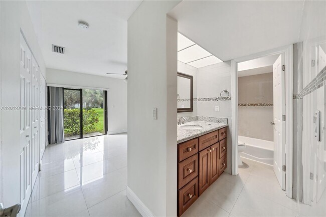 Building Photo - 11000 SW 112th Ave