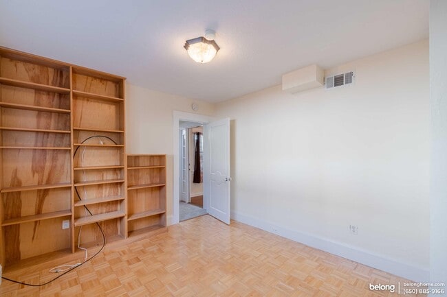 Building Photo - 2400 Bonar St