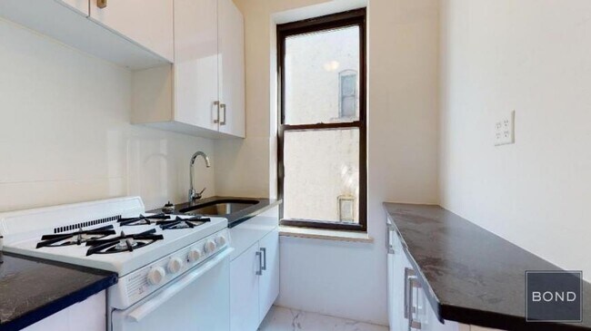 Building Photo - 3 bedroom in Manhattan NY 10003
