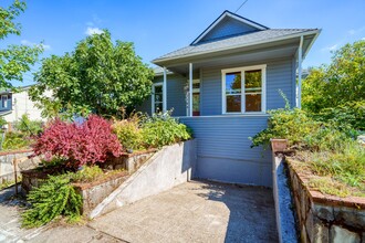 Building Photo - Charming Solar Home in Portland Woodlawn Neighborhood