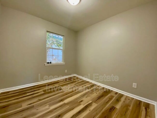 Building Photo - 1727 Hickory St