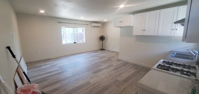 Building Photo - 566 E Fernleaf Ave