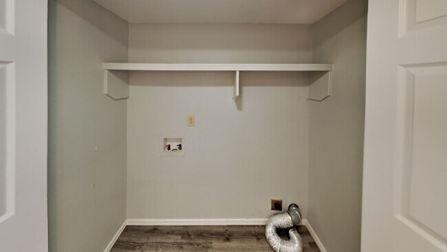 Building Photo - Welcome to this 2 bedroom, 2.5 bath home l...