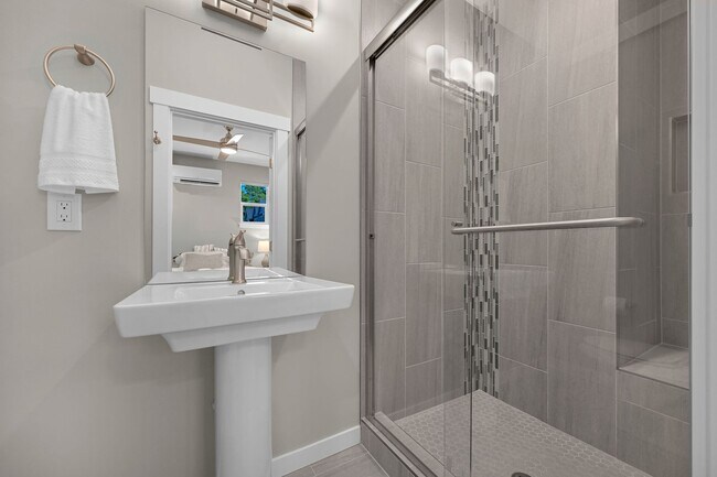 Building Photo - Modern 4-Bed Home in Sunstone Place