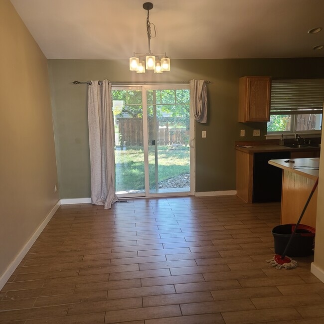 Building Photo - 2716 Daisy Dr