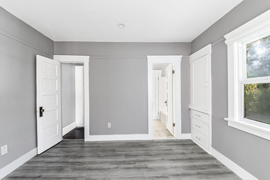 Building Photo - 2914 E 5th St