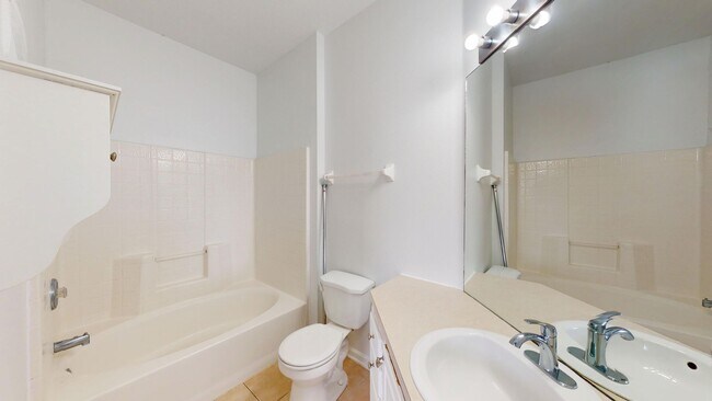 Building Photo - Beautifully updated 2 bed, 2 bath third-fl...
