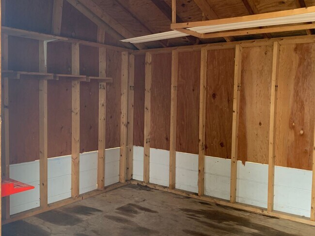 Building Photo - NEW RENT REDUCTION! Charming 3-Bedroom, 1-...