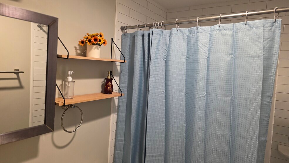 Building Photo - 1417 22nd Ave N