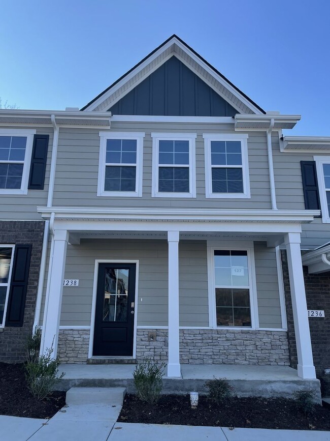 Building Photo - Townhome less than 2 miles from Downtown C...