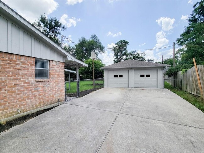 Building Photo - 25911 Maplewood Dr