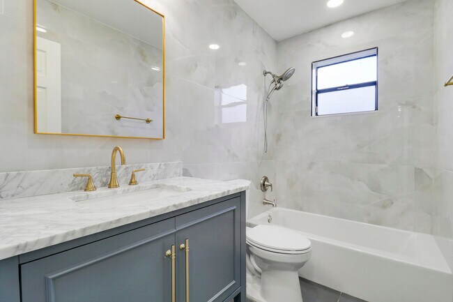 Building Photo - 1009 Alamanda Dr