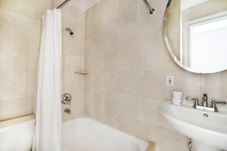 Building Photo - 234 W 73rd St