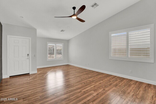 Building Photo - 8406 W Dahlia Dr