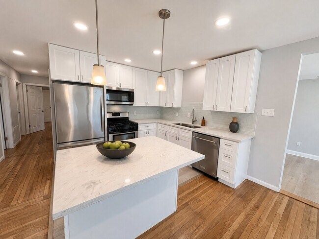 Building Photo - 6010 Ridgeway Dr