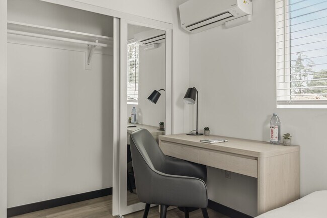 Building Photo - A 5 bedroom, 4 bathroom Fully Furnished Apartment at 1515 1/2 Selby Ave.