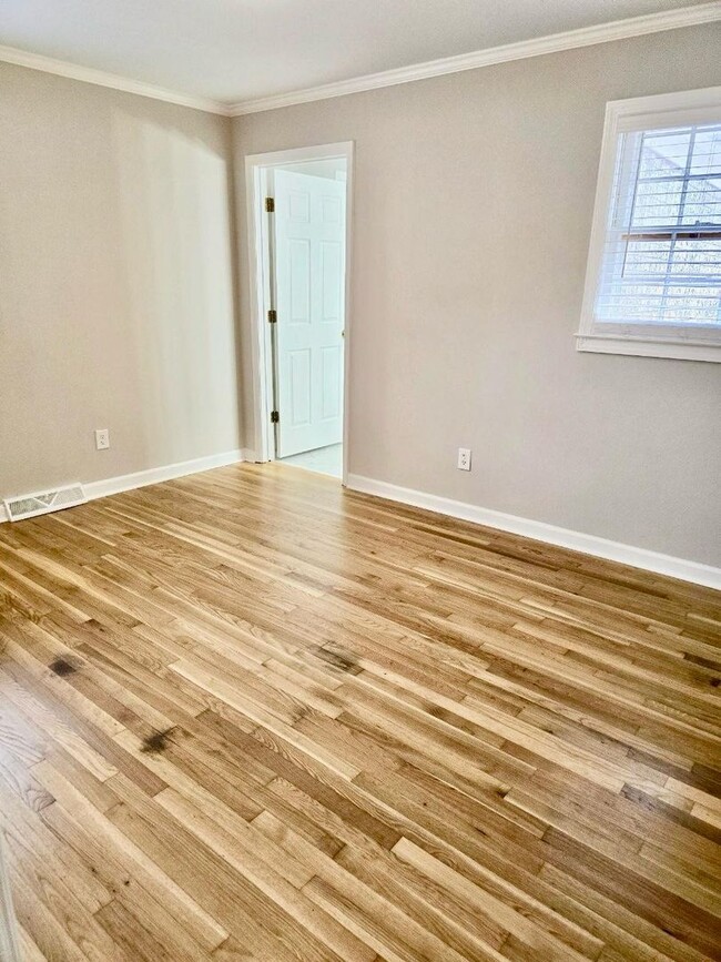 Building Photo - Charming ranch style home
