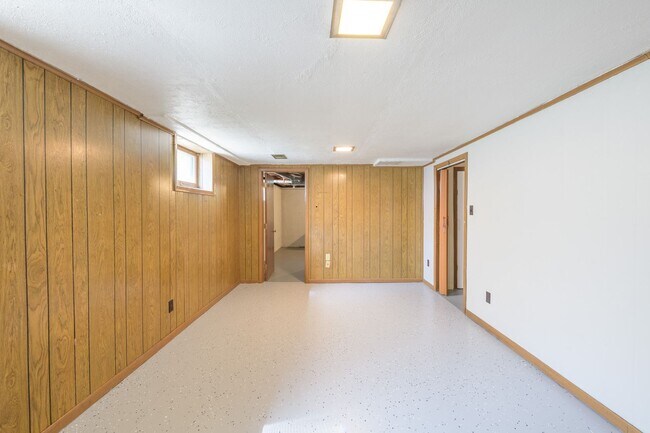 Building Photo - Beautiful 2Bed 1Bath Bloomington Twin Home...