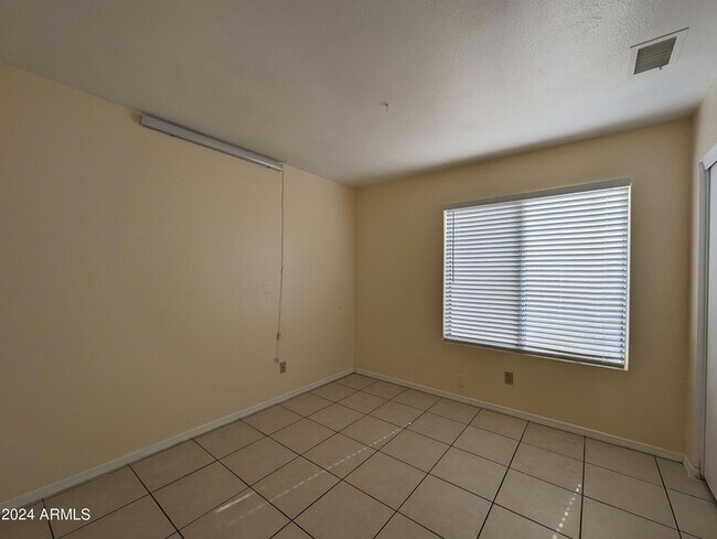 Building Photo - 11941 N 69th Ave