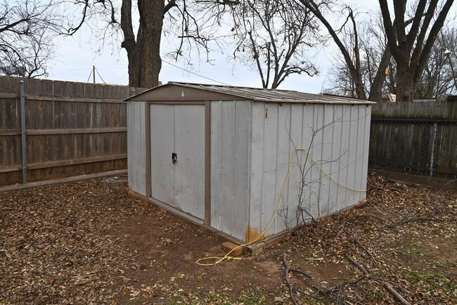 Building Photo - Handicap Accessible 2 Bed 1 Bath With Huge Yard In Burkburnett!