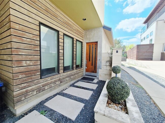 Building Photo - 607 Peacock Ln