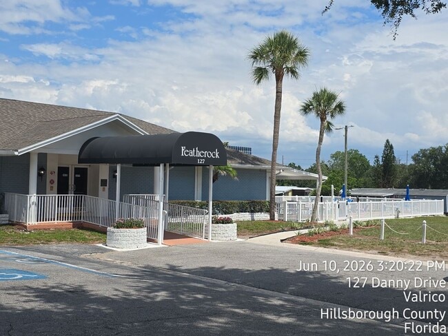 Building Photo - 102 Robert James Dr