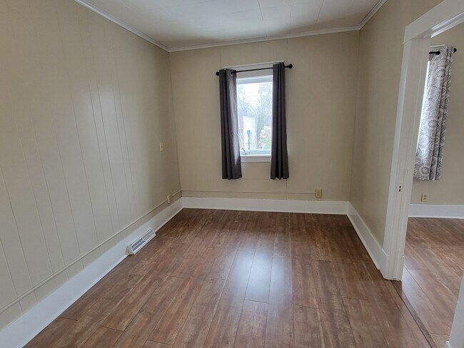 Building Photo - 54 Birch Ave S