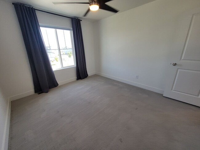 Building Photo - Stunning and spacious 4.5 bedroom, 3 bathroom home located in Morgan Hill