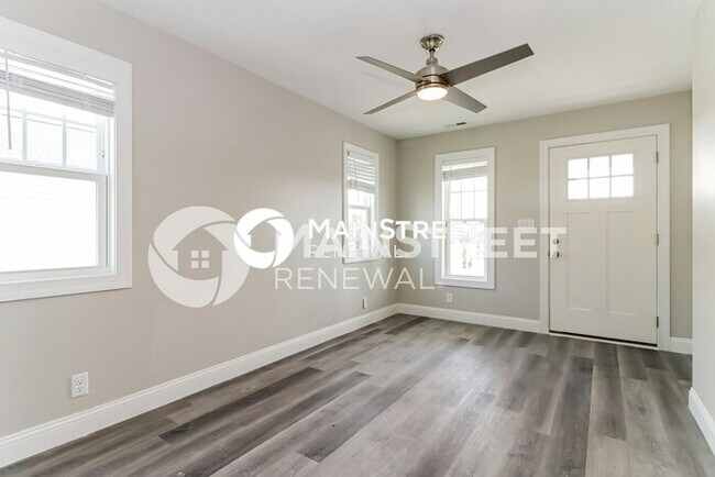 Building Photo - 2 Bedroom Pet-Friendly Home in St. Petersb...