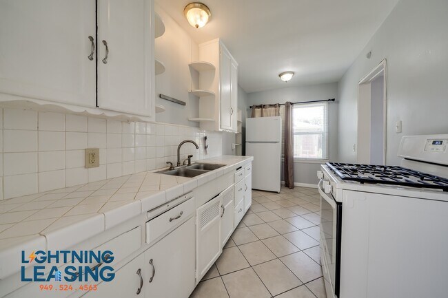 Building Photo - 6417 S Van Ness Ave