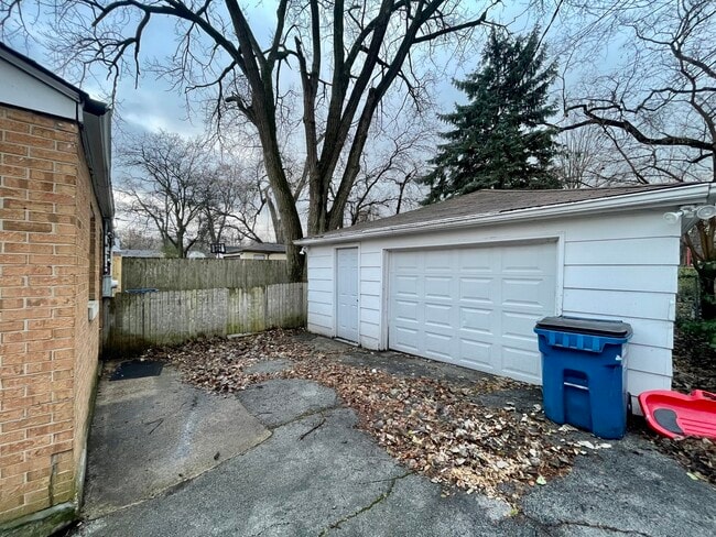 Building Photo - 18626 Golfview Ave