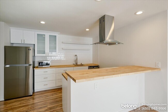 Building Photo - 7 Commodore Dr