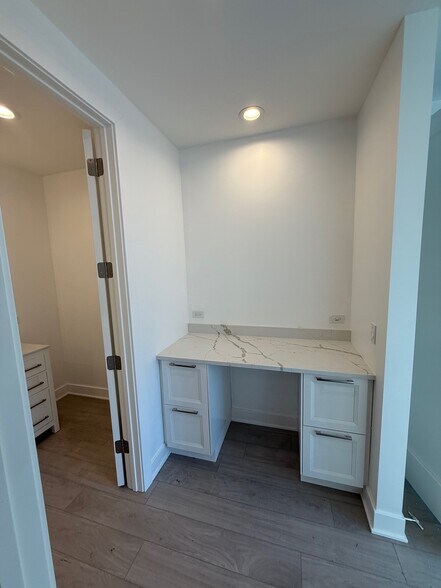 Niche or Dressing Space - 243 N West St